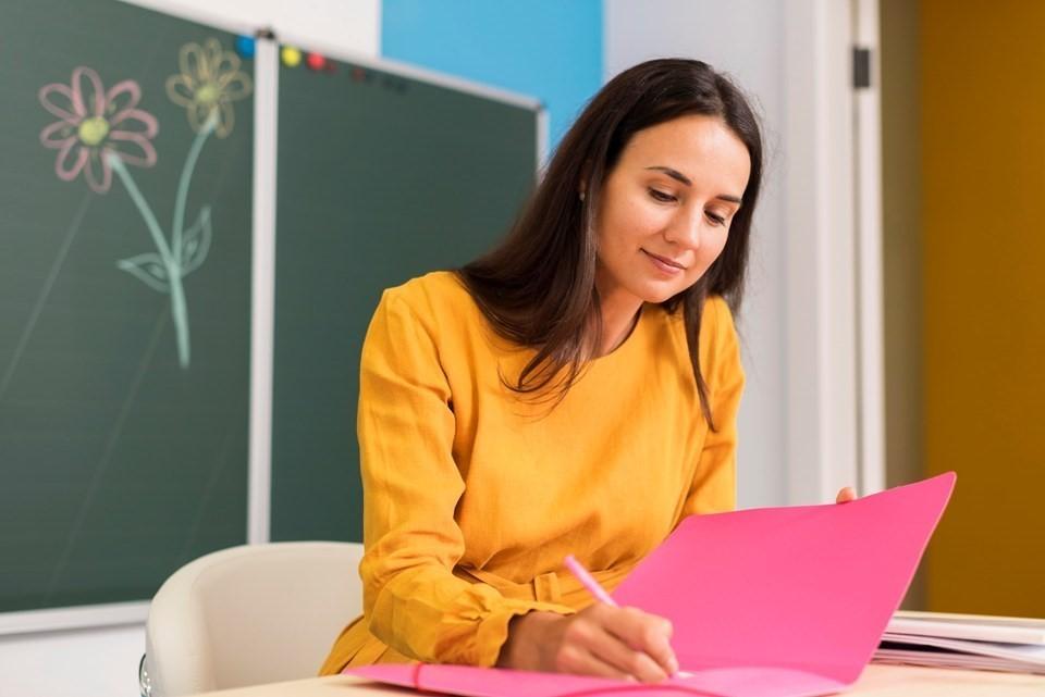 Sedu divulga editais de processos seletivos para professores efetivos, no ES