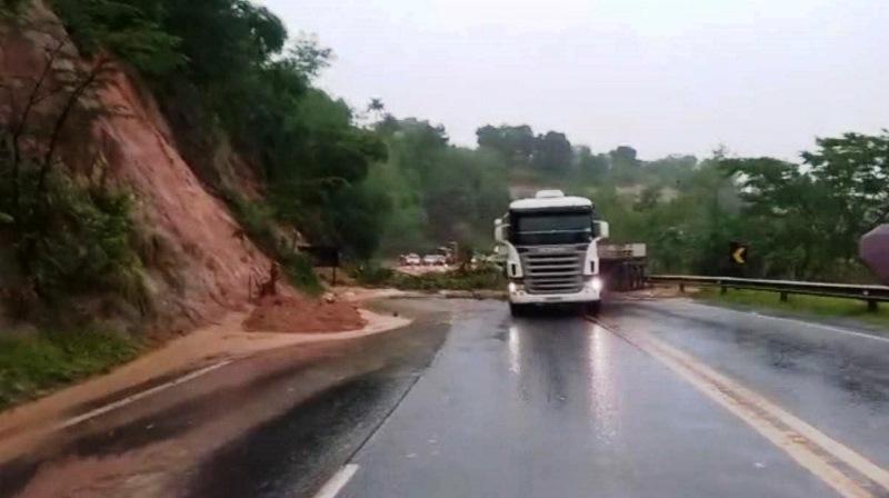 Trecho da BR-101 é interditado por queda de barreira, em Pedro Canário, no Norte do ES