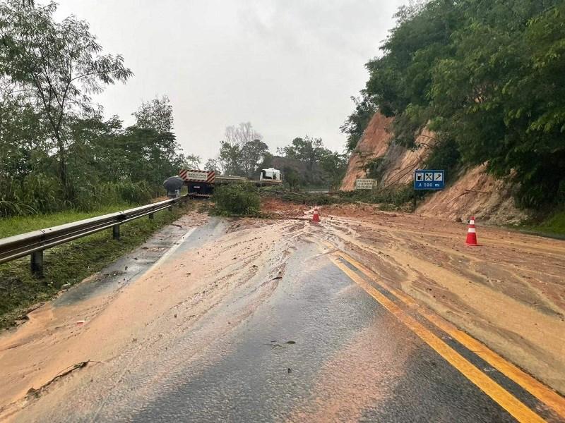Trecho da BR-101 é interditado por queda de barreira, em Pedro Canário, no Norte do ES