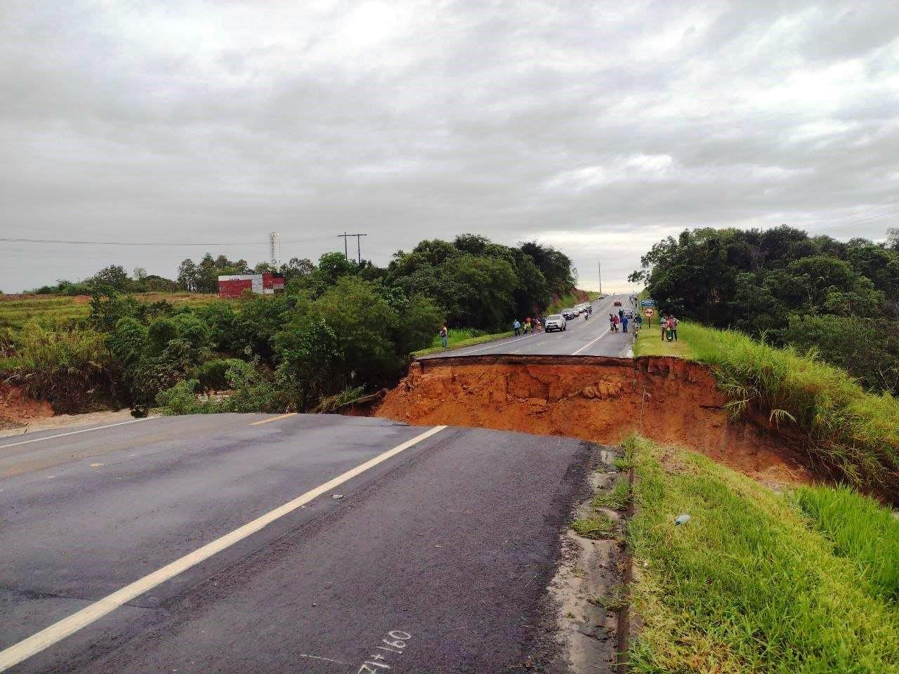 BR-101 é totalmente interditada após cratera se abrir na pista em São Mateus, ES
