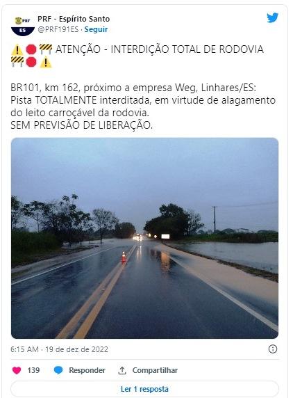 BR-101 é totalmente interditada após cratera se abrir na pista em São Mateus, ES