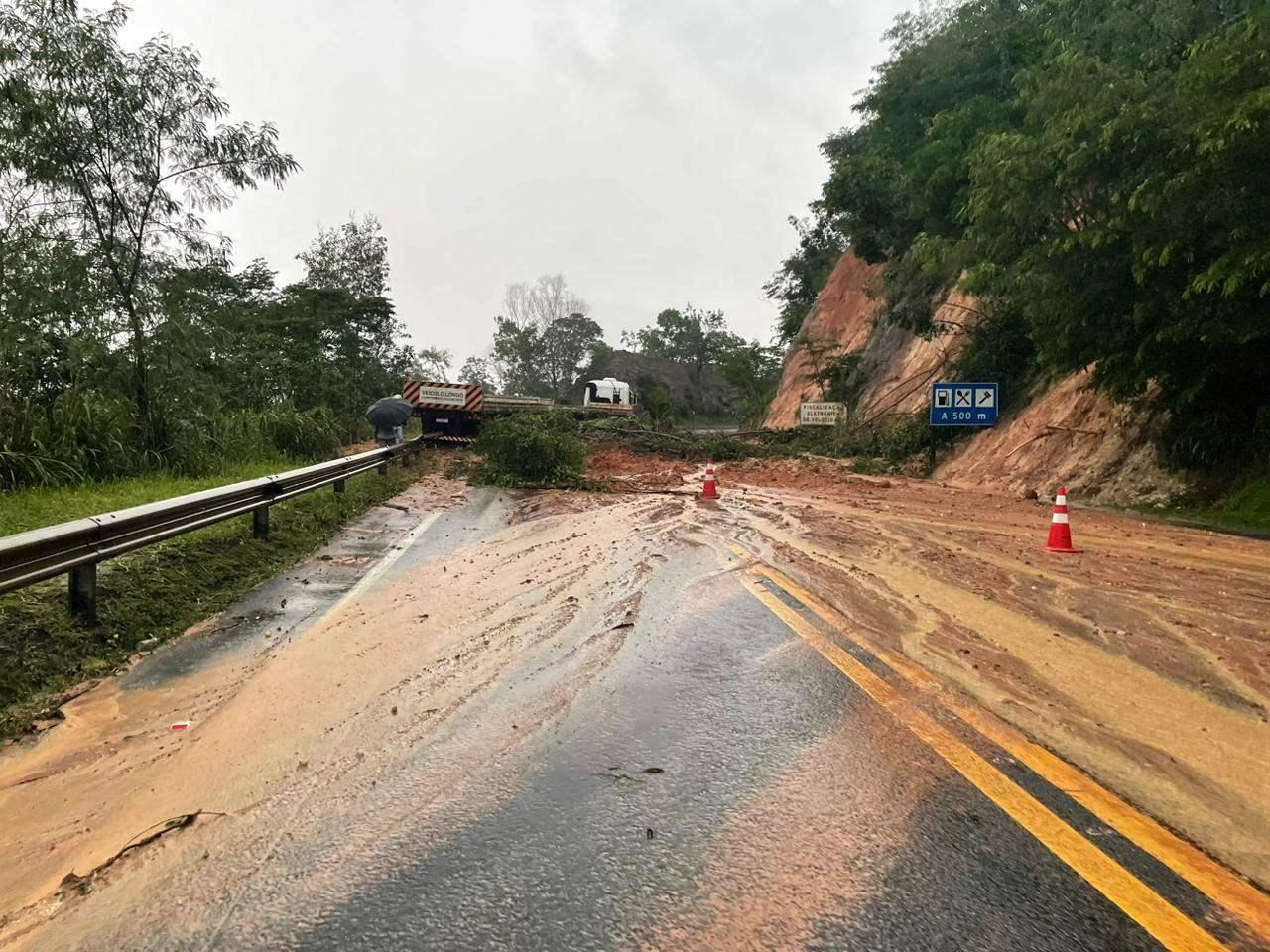 BR-101 é totalmente interditada após cratera se abrir na pista em São Mateus, ES