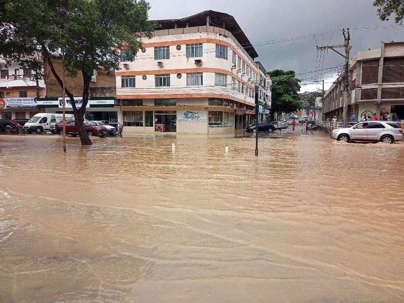 Com fortes chuvas, Rio Cricaré transborda e deixa ruas alagadas, em Nova Venécia, ES