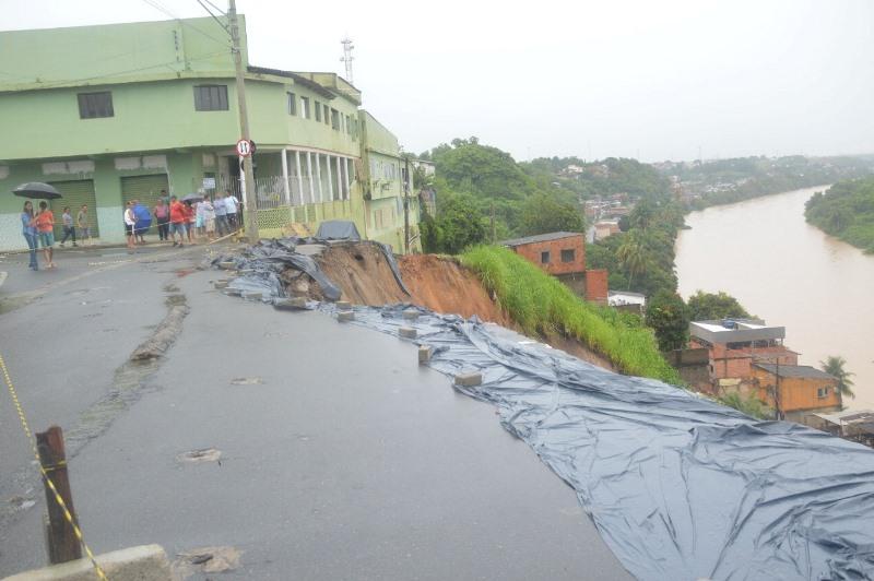 Chuva, deslizamento, interdição de ponte: Daniel Santana mobiliza equipes e monta plano de ação em São Mateus, ES