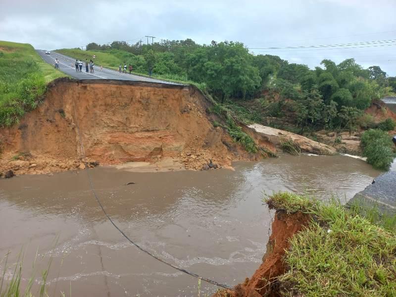 Chuva, deslizamento, interdição de ponte: Daniel Santana mobiliza equipes e monta plano de ação em São Mateus, ES
