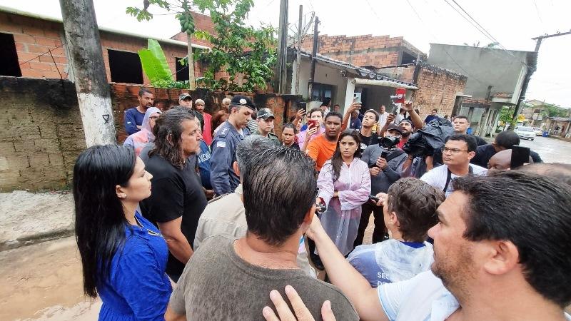 Daniel Santana tenta conscientizar moradores da Avenida Cricaré a deixarem área de risco, em São Mateus, ES