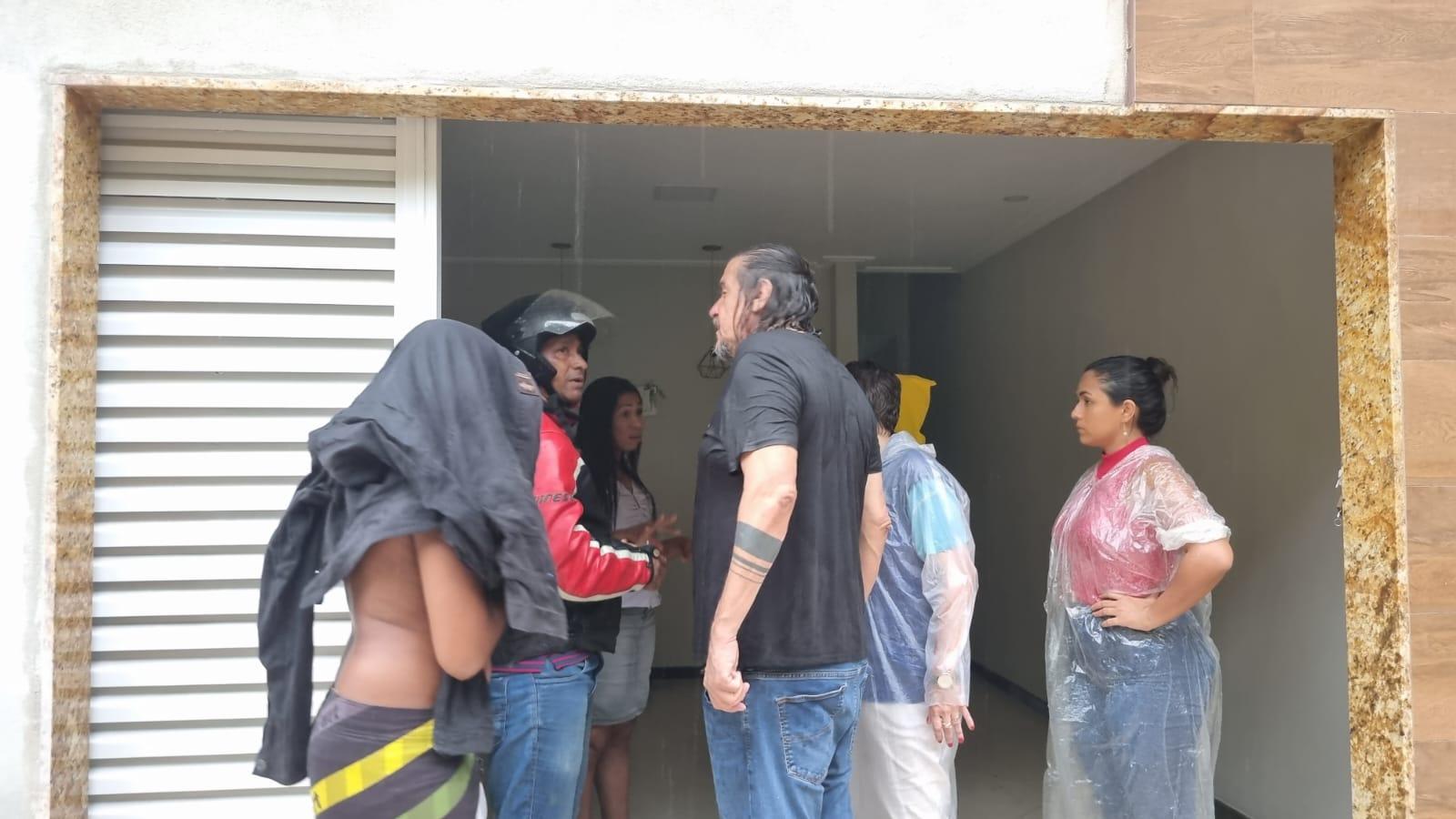 Daniel Santana tenta conscientizar moradores da Avenida Cricaré a deixarem área de risco, em São Mateus, ES