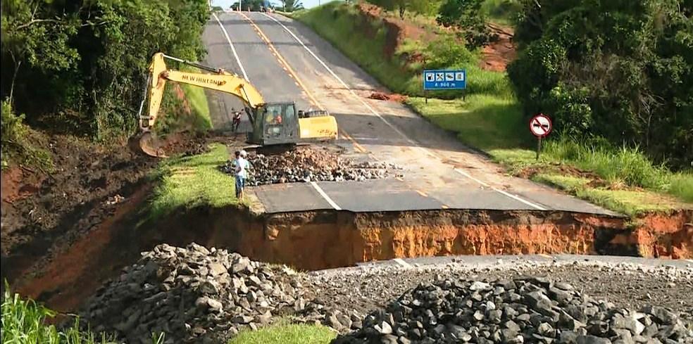 Saiba qual rota alternativa acessar durante obra em cratera na BR-101, em São Mateus, no ES