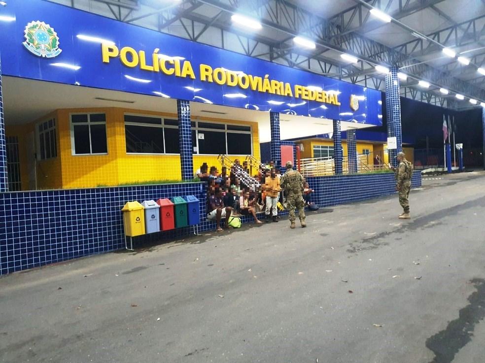 Caminhão baú com 31 turistas de MG é parado na BR-262, NO es