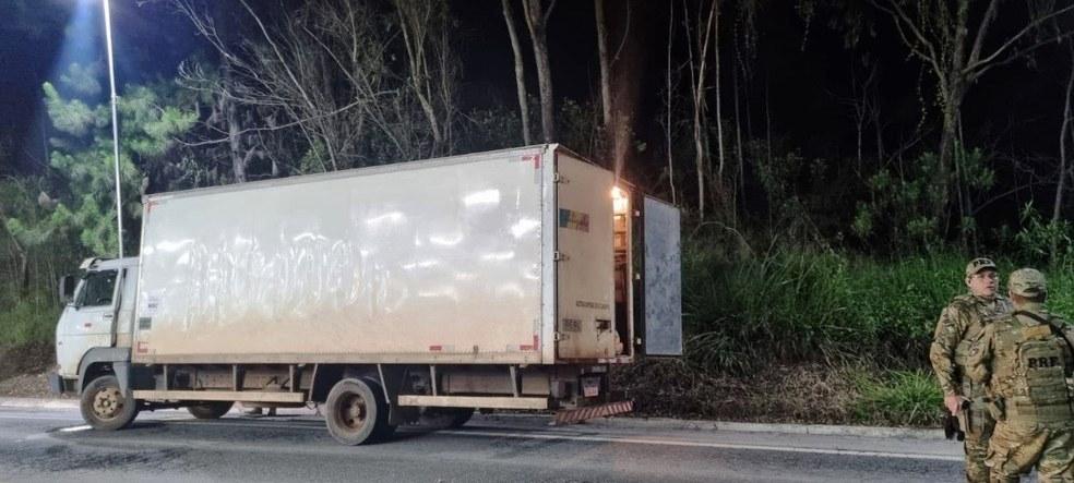 Caminhão baú com 31 turistas de MG é parado na BR-262, NO es