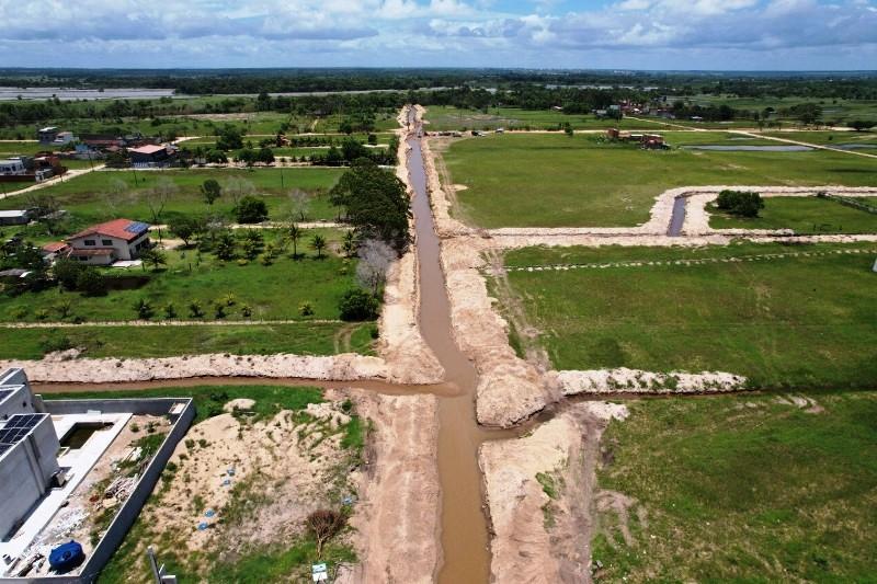 Desassoreamento do canal da 11ª avenida e patrolamento da via vai restabelecer o tráfego em Guriri, São Mateus, ES