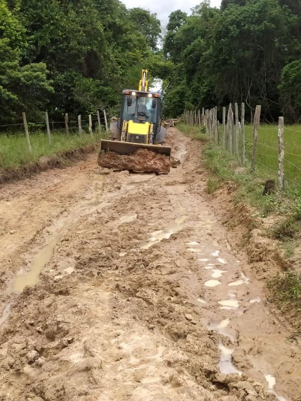 Prefeitura acelera recuperação das estradas nas zonas rurais de São Mateus, ES