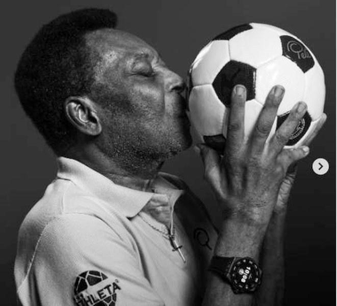 Morre Pelé, o Rei do Futebol, aos 82 anos, vítima de câncer, em São Paulo