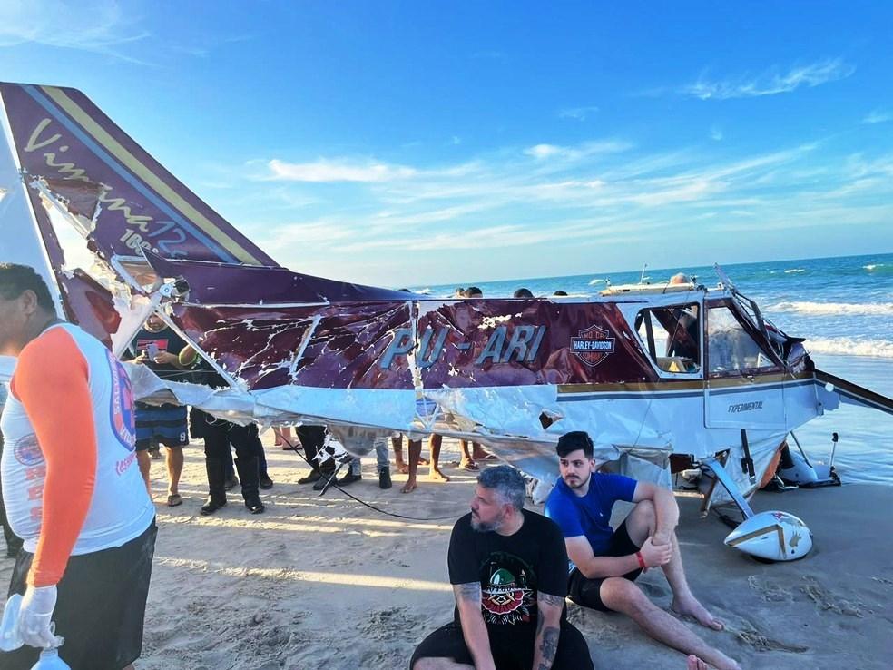 Piloto morre em queda de aeronave ultraleve na Praia de Aquiraz, na Grande Fortaleza