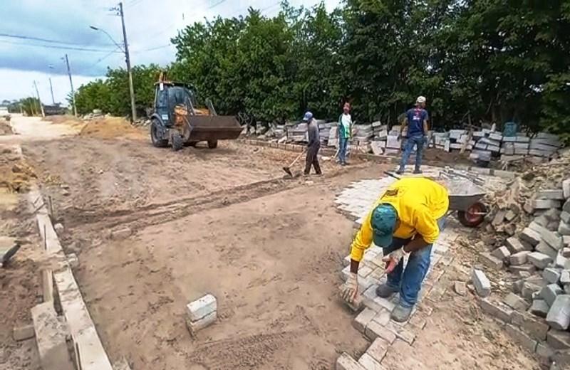 Prefeitura de São Mateus, ES, retoma obras de pavimentação no bairro Seac