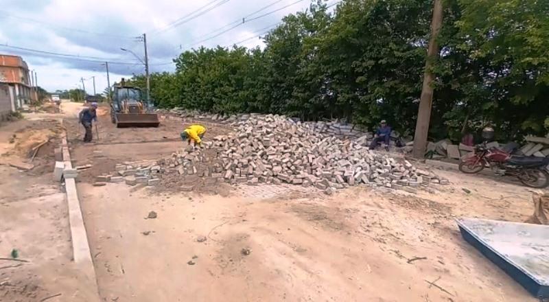 Prefeitura de São Mateus, ES, retoma obras de pavimentação no bairro Seac