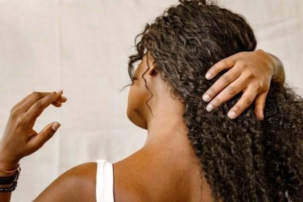 Anvisa suspendeu venda de pomadas de cabelo que causam cegueira; veja como se proteger