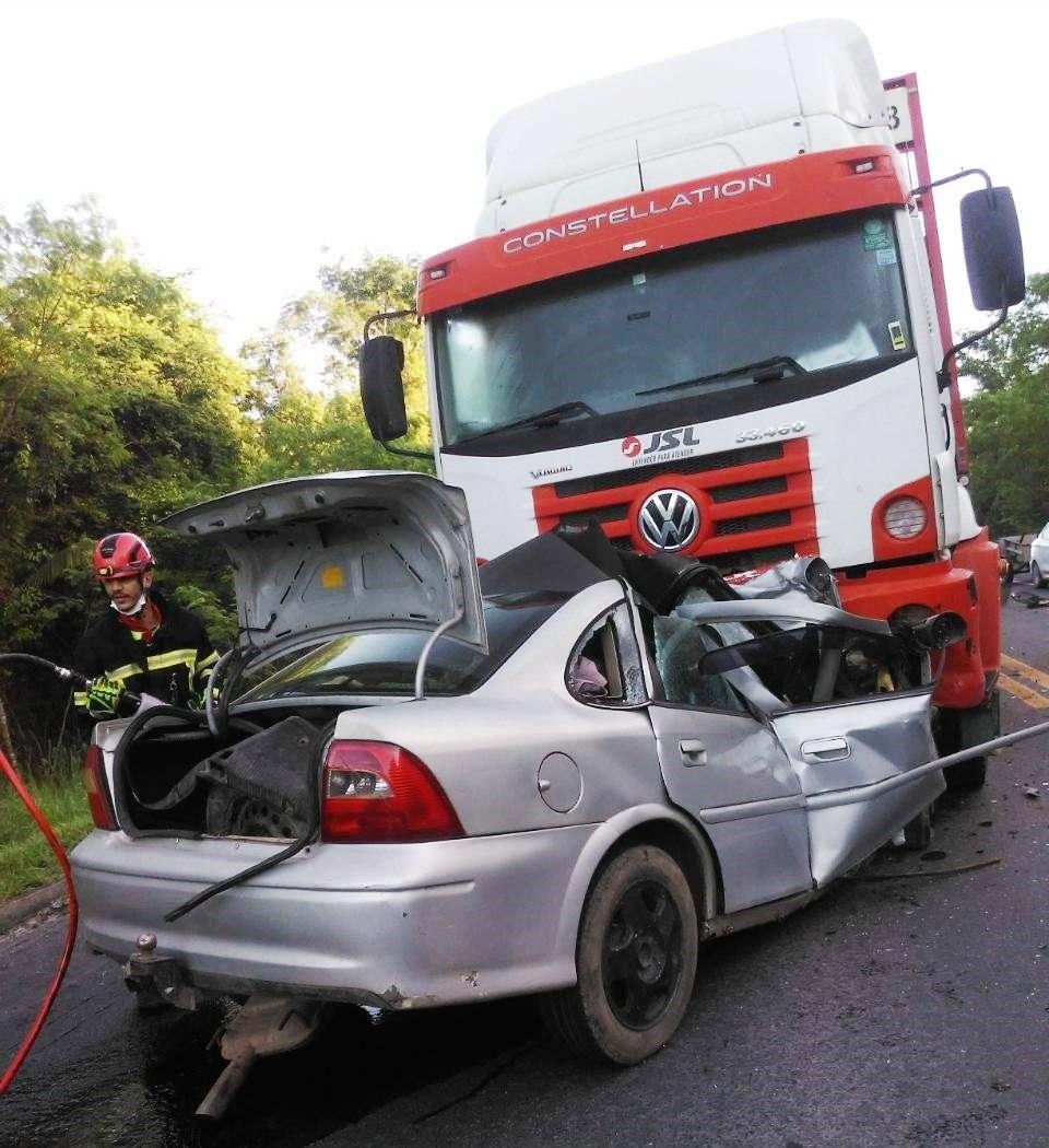 Grave acidente na BR-101 deixa 5 mortos e 1 criança gravemente ferida, em Sooretama, ES