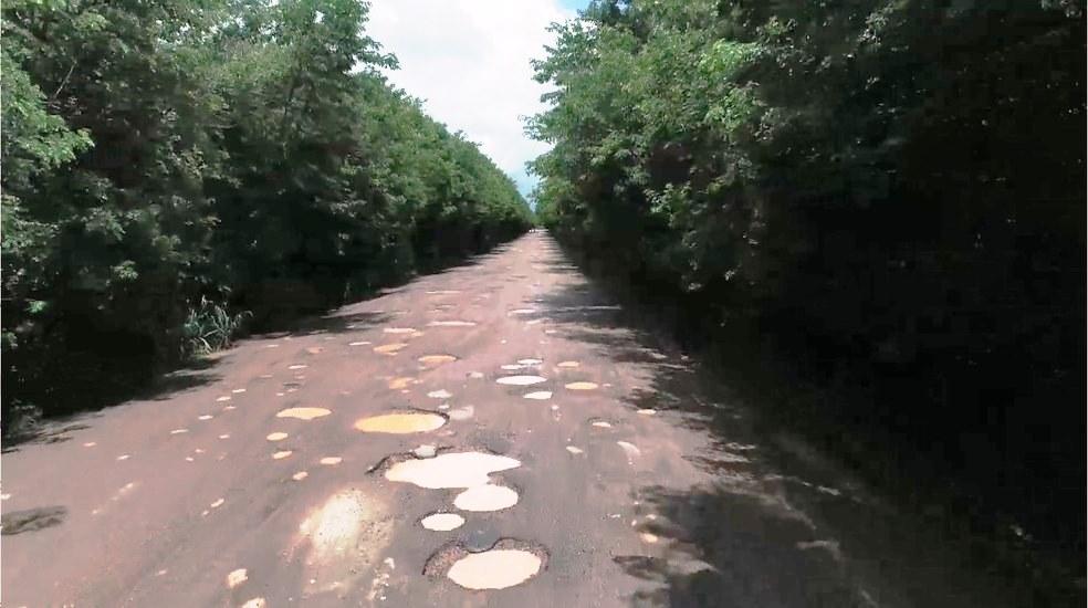 Rodovia esburacada no ES vira desvio da BR-101 e asfalto fica ainda pior; ‘Mais fácil passar no meio das árvores’