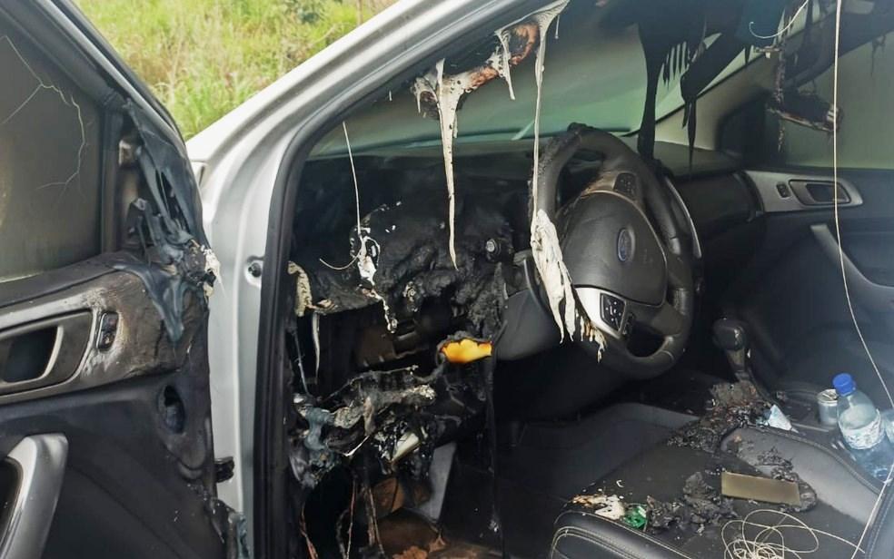 Caminhonete fica ‘derretida’ por dentro após ser atingida por raio em rodovia