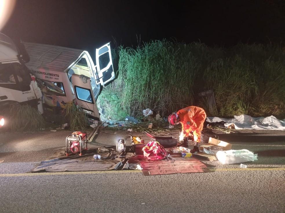 Acidente com van e caminhão na rodovia TO-280 deixa pelo menos 12 mortos e feridos