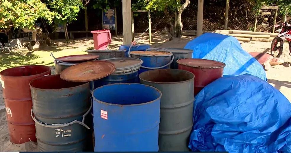 Mais de meia tonelada de óleo é retirada de praia berçário de tartarugas marinhas, em Guriri, no ES