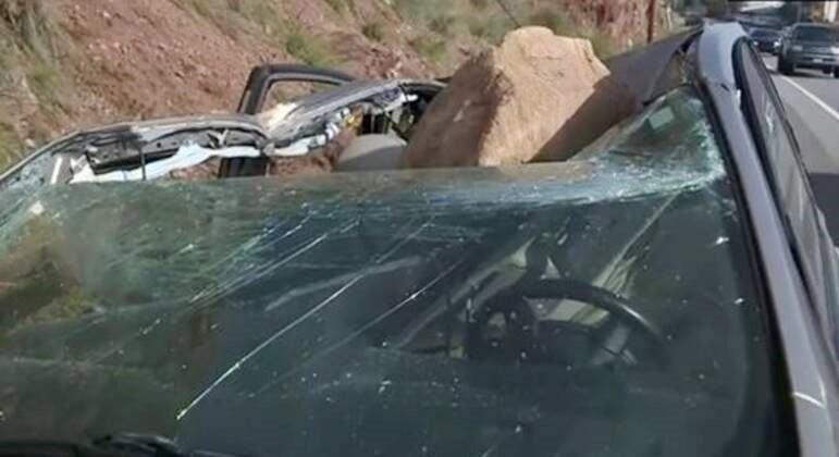 Homem escapa da morte ao sair do carro segundos antes de uma pedra destruir o veículo