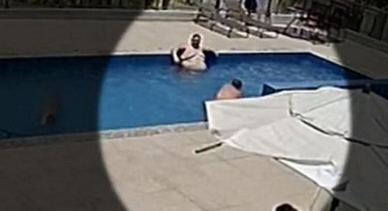 Mulher tenta afogar criança em piscina de condomínio