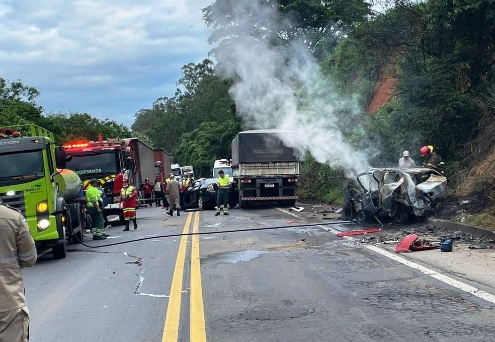 Grave acidente na BR-101 deixa dois mortos e carros destruídos 