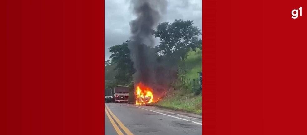 Grave acidente na BR-101 deixa dois mortos e carros destruídos 