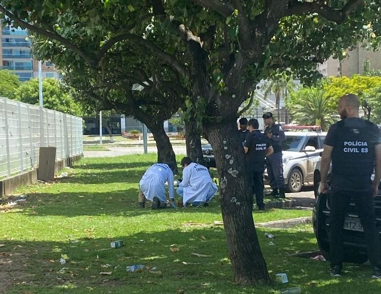 Feto é encontrado em caixa de lâmpada na Praça do Papa, em Vitória, ES