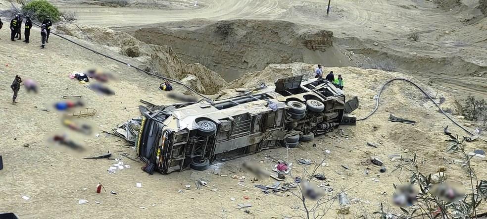 Acidente de ônibus em despenhadeiro deixa ao menos 24 mortos no Peru