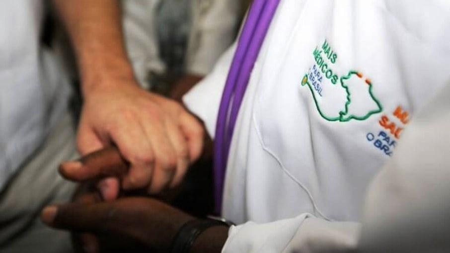 TRF determina recontratação de médicos cubanos demitidos por Bolsonaro