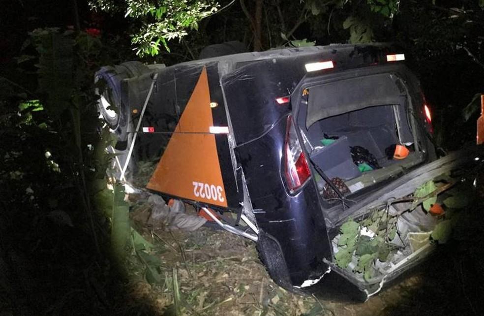 Ônibus com time de futebol cai de ponte e deixa mortos e feridos na BR-116