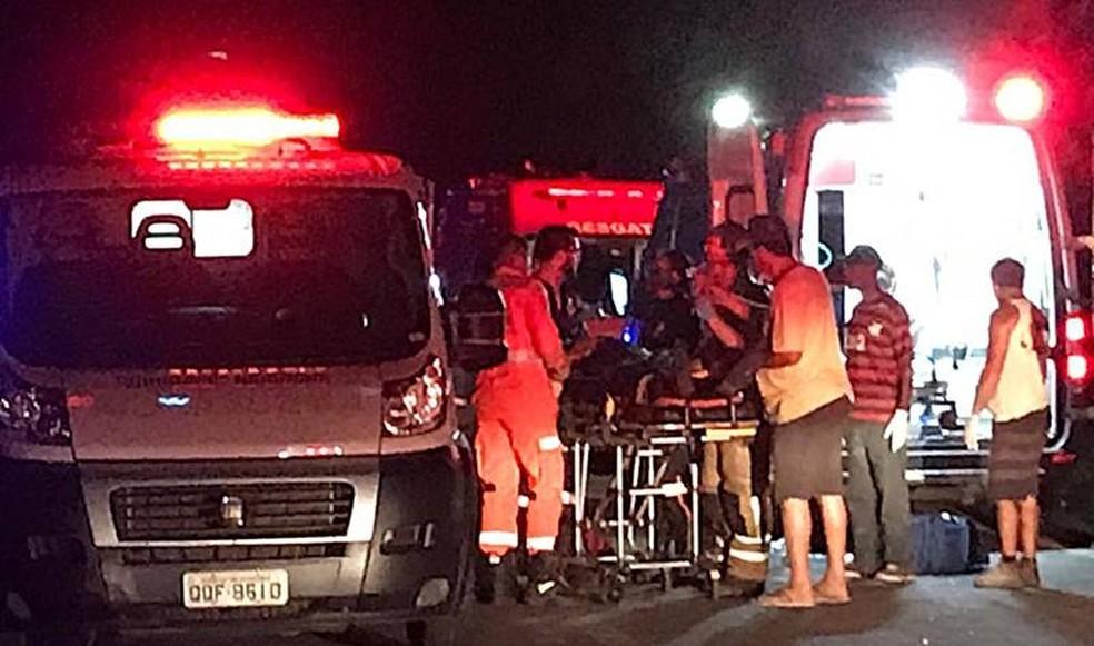 Ônibus com time de futebol cai de ponte e deixa mortos e feridos na BR-116
