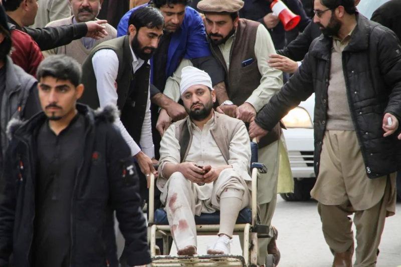 28 pessoas morrem e mais de 150 ficam feridas após explosão em mesquita no Paquistão