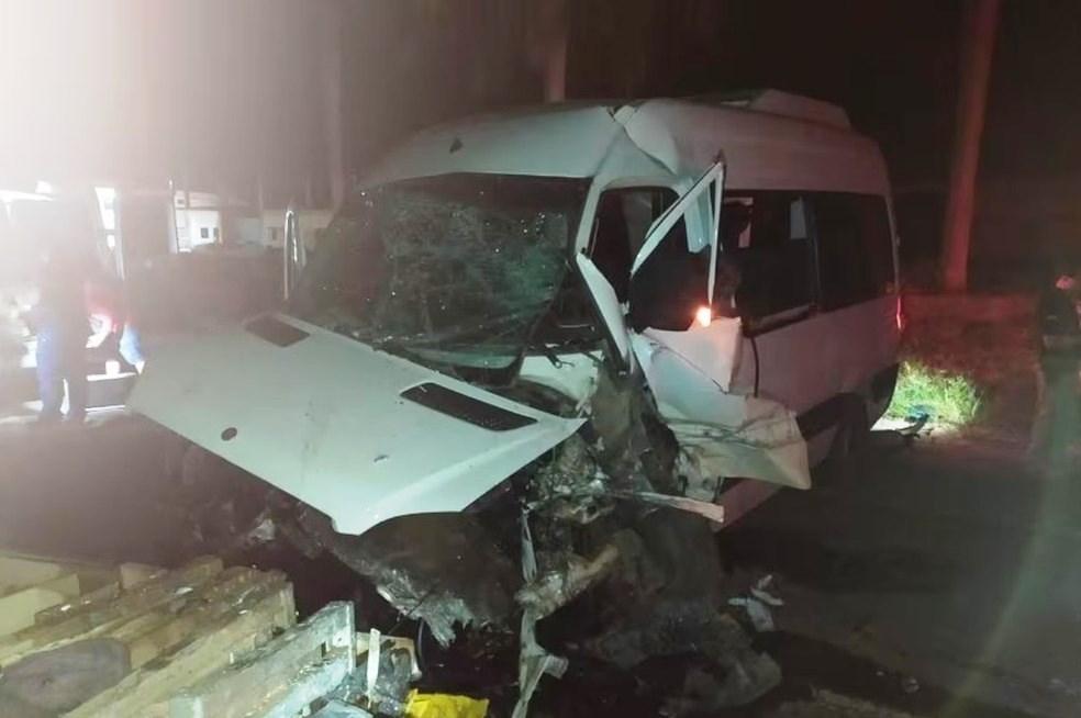 Acidente na BR-262 com van de banda mineira na volta de show no Espírito Santo deixa 13 feridos