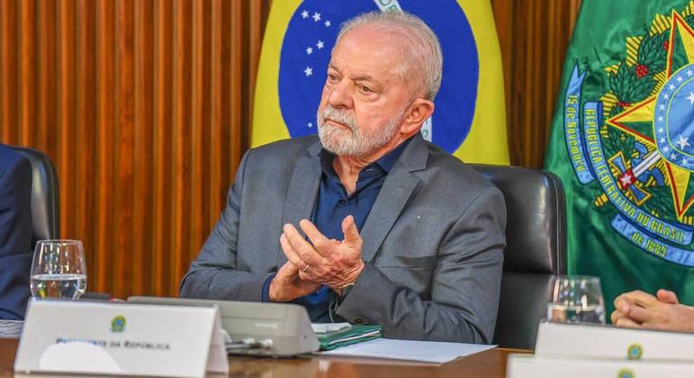 Lula completa um mês de governo com aceno ao passado e crises políticas