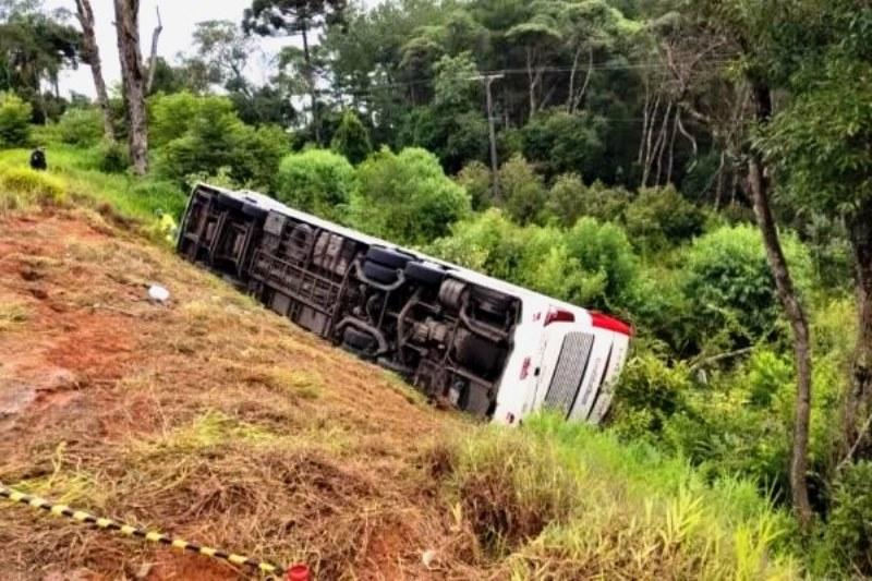 Acidente com ônibus de viagem na BR-277 deixa ao menos sete mortos