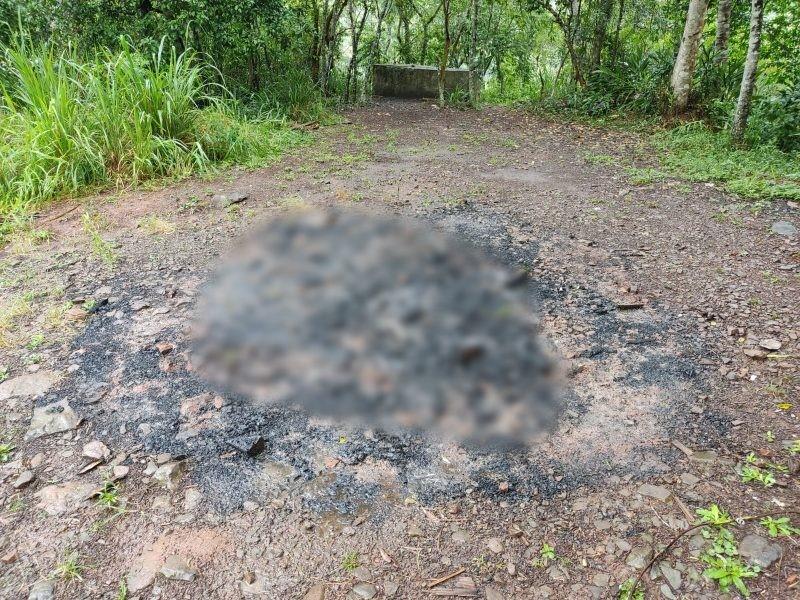 Homem estrangula mulher, queima corpo e joga restos mortais em rio