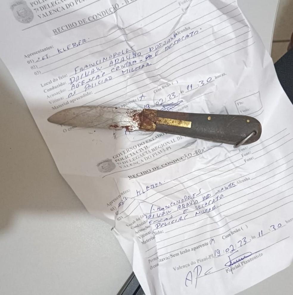 Homem mata companheira com canivete e escreve ‘te amo’ ao lado do corpo