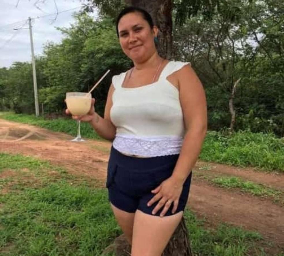 Homem mata companheira com canivete e escreve ‘te amo’ ao lado do corpo