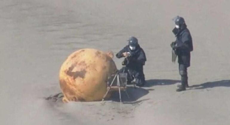 Autoridades não sabem o que é a misteriosa bola de metal que apareceu em praia do Japão