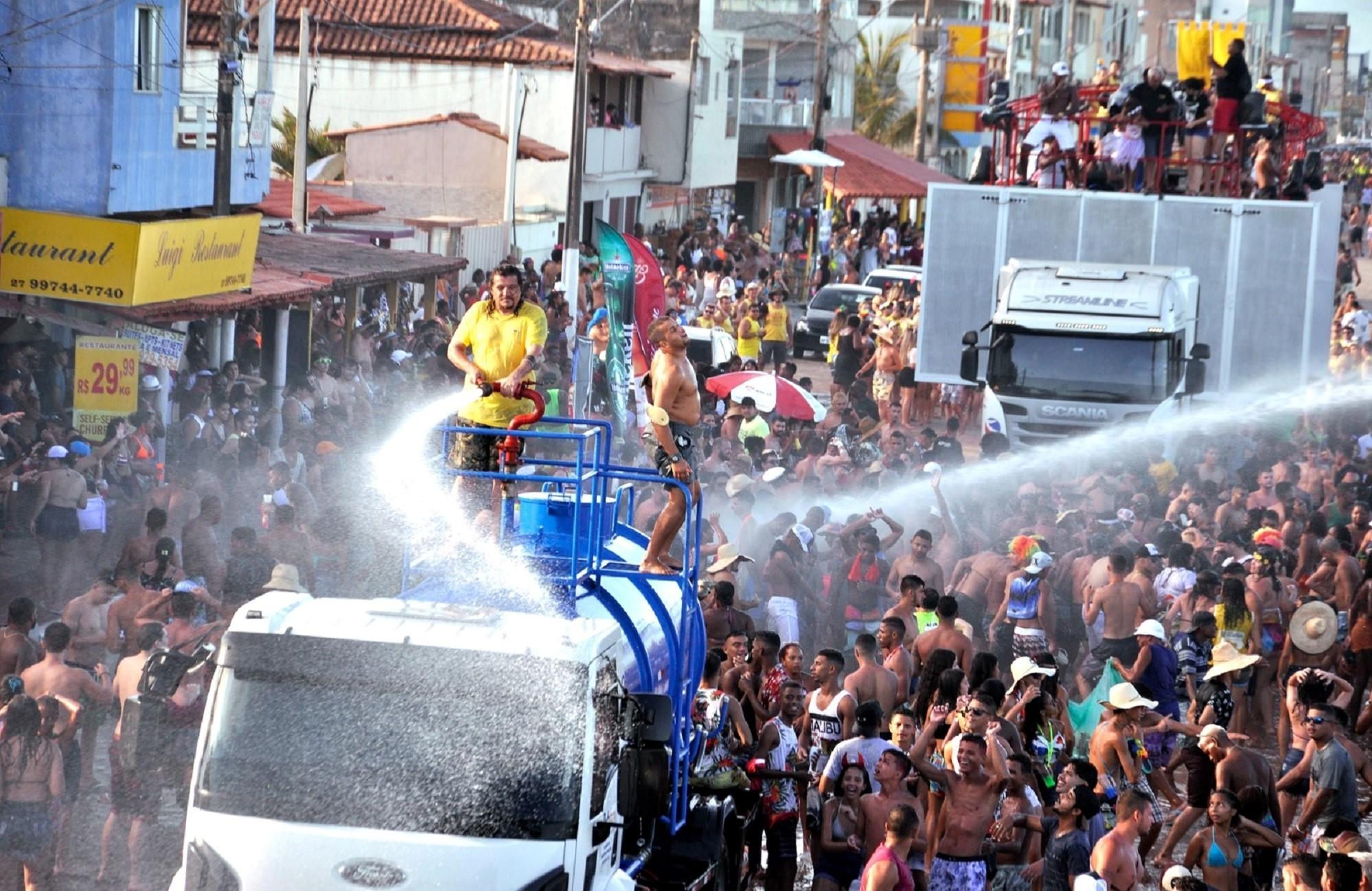 Turistas elogiam Carnaval de Guriri, em São Mateus, e comerciantes comemoram sucesso