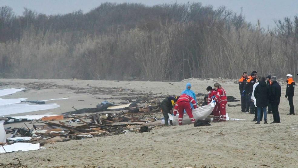 Naufrágio de barco com imigrante perto da costa da Itália deixa 43 pessoas mortas