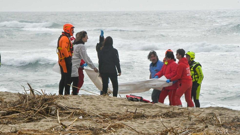 Naufrágio de barco com imigrante perto da costa da Itália deixa 43 pessoas mortas