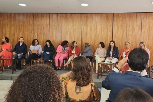 Ministras abrem mês das mulheres com campanha e café no Planalto