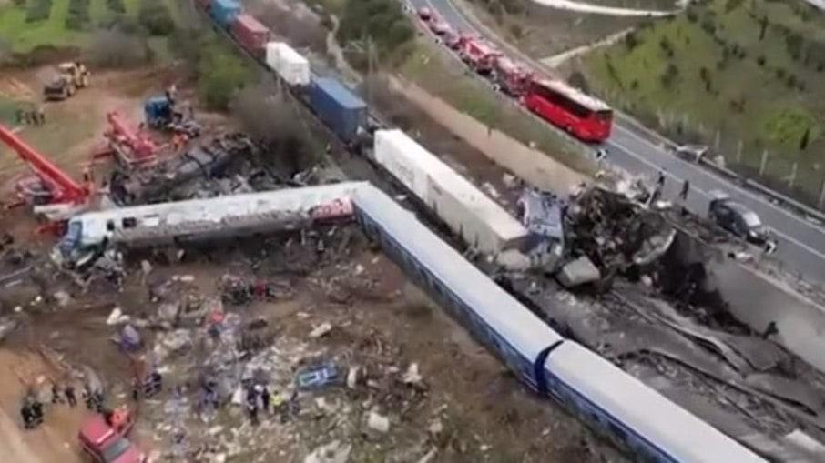 Colisão entre trens mata 38 pessoas na Grécia