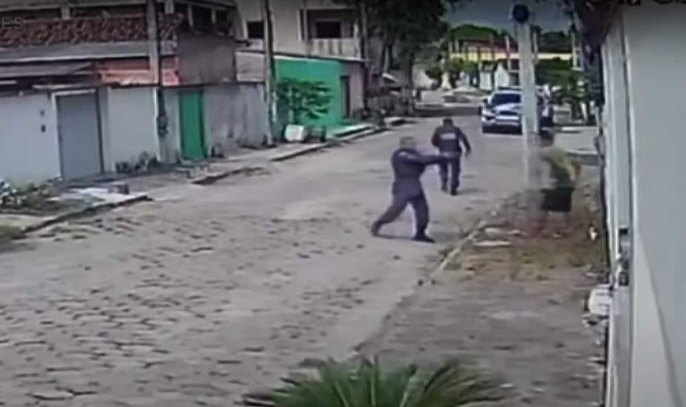 Policiais envolvidos em morte de rapaz já estão presos, diz comandante da PM