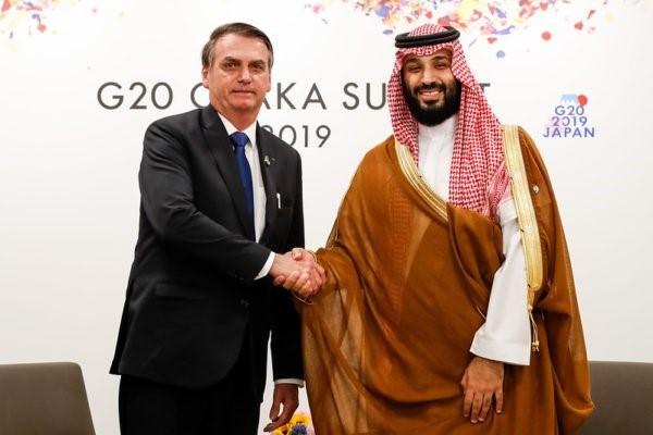 Bolsonaro nega ilegalidade e diz que joias de R$ 16 milhões iriam para acervo oficial